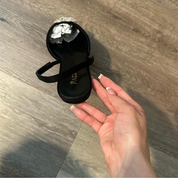 Elegant Black Flats with Sparkling Heart Detail - Picture 4 of 4